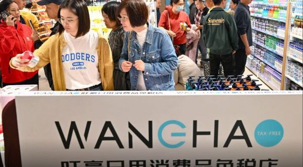 Cina, nell’isola di Hainan boom di acquisti nei nuovi negozi duty free