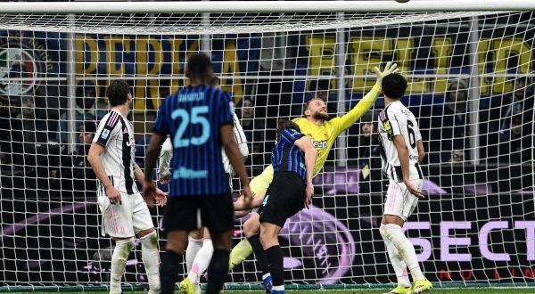 L’Inter piega 3-2 la Juve e prova la fuga in vetta