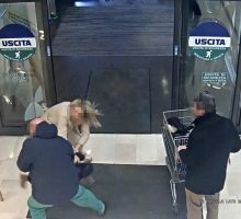 Tenta di rapire una bambina in un supermercato a Bergamo, arrestato. Il padre che l&rsquo;ha salvata &ldquo;Ho agito d&rsquo;istinto&rdquo;