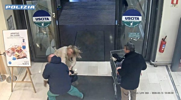 Tenta di rapire una bambina in un supermercato a Bergamo, arrestato