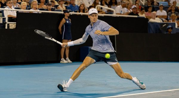 Buona la prima di Sinner a Doha, Machac ko in 2 set