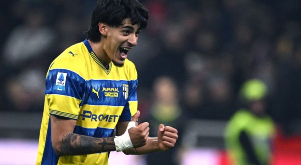 Tonfo Milan a San Siro: il Parma passa con Troilo, Inter a +10