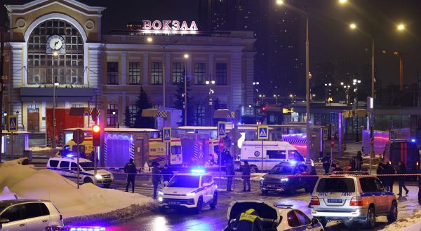 Esplode ordigno alla stazione Savelovsky di Mosca, ucciso un agente