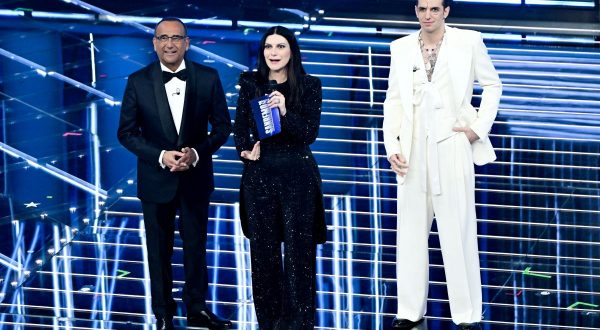 Sanremo, show di Lillo e omaggio Lauro alle vittime di Crans-Montana. Nella top 5 Paradiso, Lda e Aka 7even, Nayt, Fedez-Masini, Ermal Meta