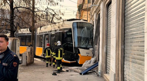 Tram deragliato a Milano. Un morto e 20 feriti