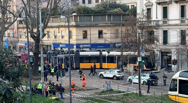 Due vittime e una quarantina di feriti il bilancio del tram deragliato a Milano