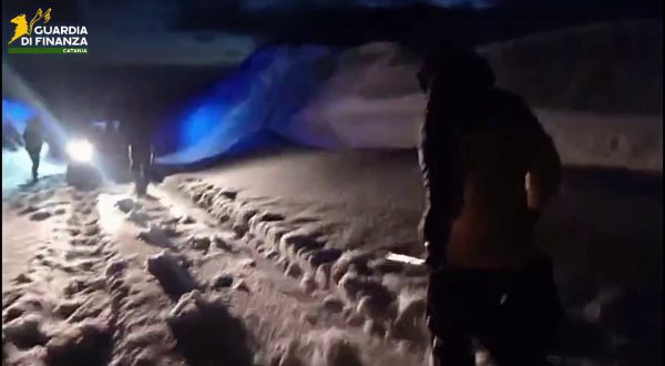 Bufera di neve sull’Etna, soccorse 5 persone rimaste bloccate in auto