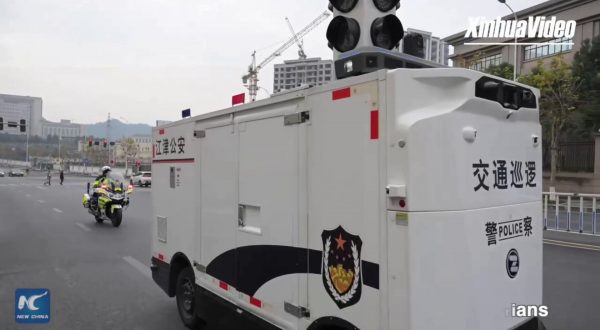 In Cina auto della polizia senza conducente pattugliano le strade