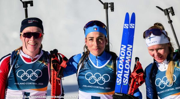 Oro storico per Lisa Vittozzi nella 10 km inseguimento di biathlon