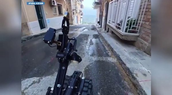 Frana Niscemi, NOCS della Polizia di Stato al lavoro con drone terrestre