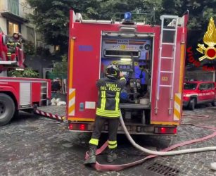 Incendio a Napoli, fiamme nel teatro Sannazaro. Vigili del Fuoco in azione
