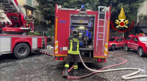 Incendio a Napoli, fiamme nel teatro Sannazaro. Vigili del Fuoco in azione