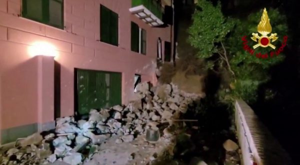A Genova crolla un muraglione su un palazzo e un garage: le immagini