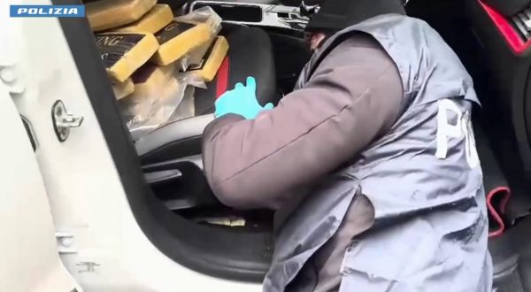 In auto con 44 chili di cocaina, corriere della droga arrestato a Catania