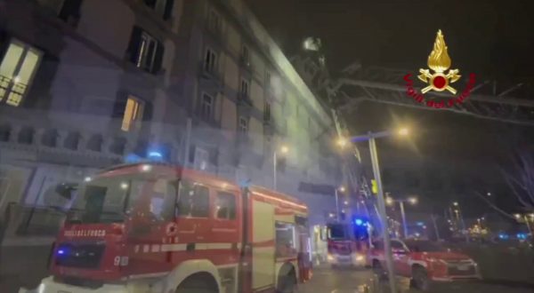 Napoli, incendio in un albergo: soccorsi due adulti e due minori