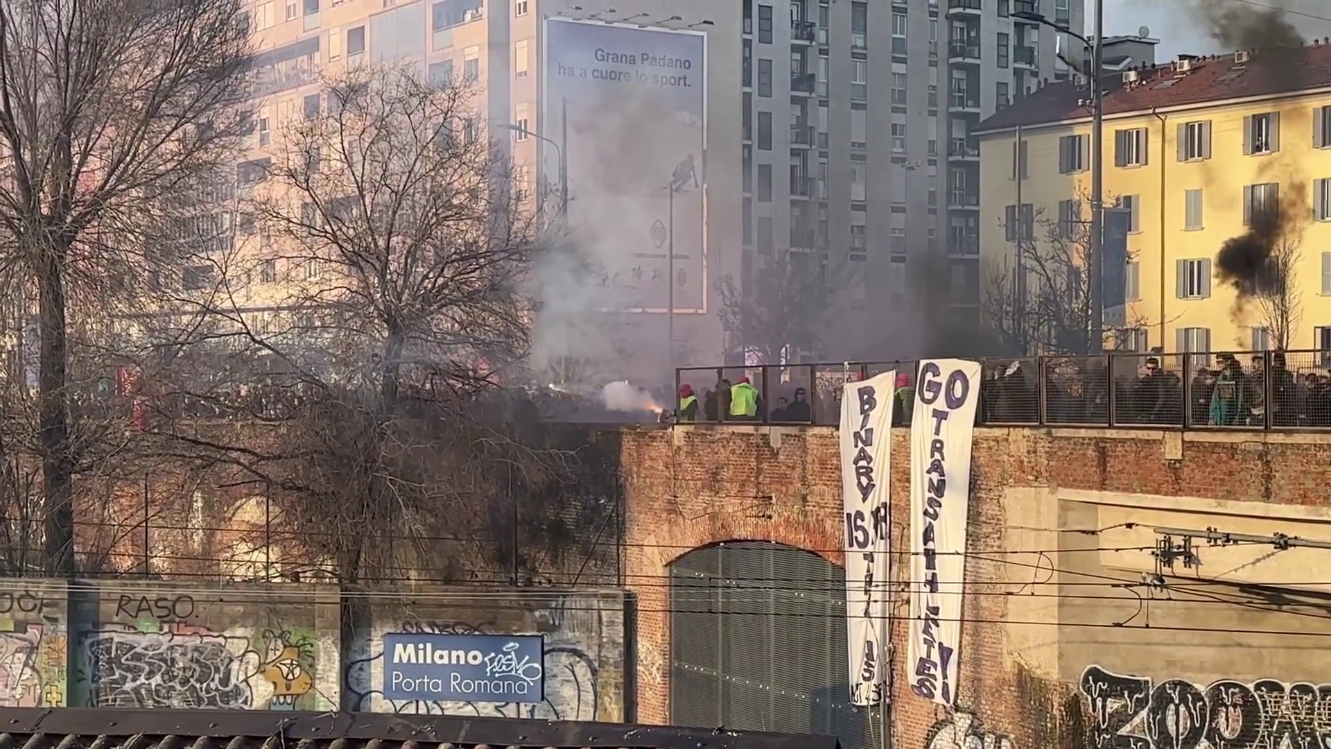 Corteo contro le Olimpiadi a Milano, lanciati petardi sui binari della ferrovia