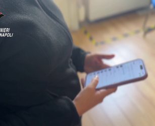 Nuova truffa informatica su WhatsApp, &egrave; il "Ghost Pairing"