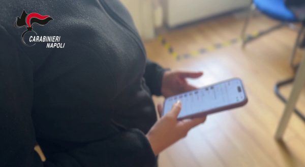 Nuova truffa informatica su WhatsApp, &egrave; il "Ghost Pairing"