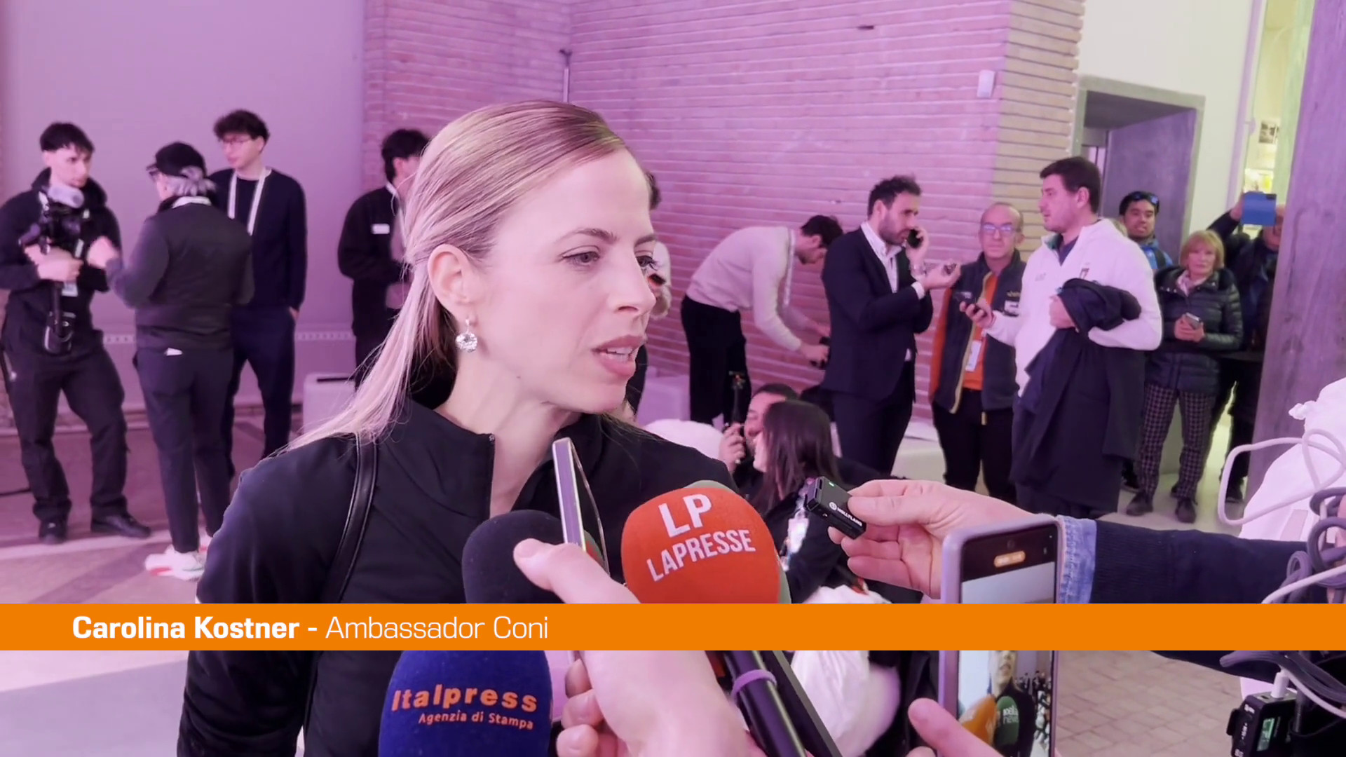 Carolina Kostner festeggia il bronzo del Team Event "Io un p&ograve; la loro mascotte"