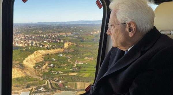 Mattarella in visita a Niscemi, applausi al suo arrivo. Sopralluogo in elicottero sulla zona della frana / Video