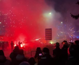 Corteo a Milano, petardi e fumogeni contro la polizia: le immagini