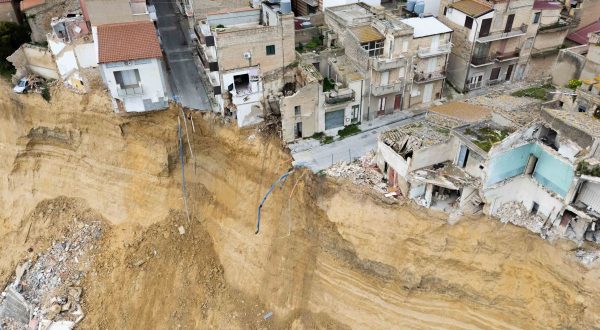 Niscemi, vigili del fuoco a lavoro per entrare nella fascia rossa tra 10 e 50 metri dal fronte della frana