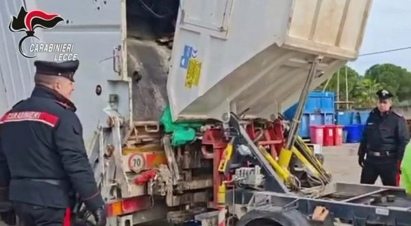 Getta per errore 20 lingotti d’oro nei rifiuti nel Leccese, recuperati