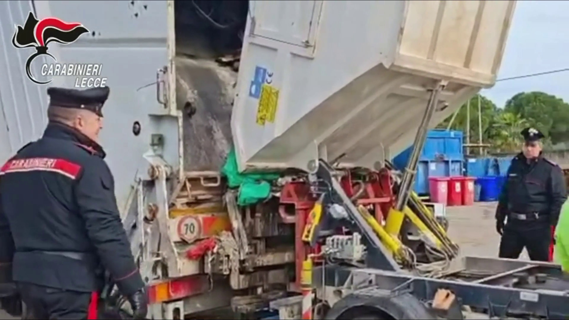 Getta per errore 20 lingotti d'oro nei rifiuti nel Leccese, recuperati