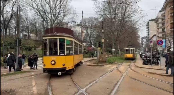 Tram deragliato a Milano, le immagini dopo la rimozione del mezzo