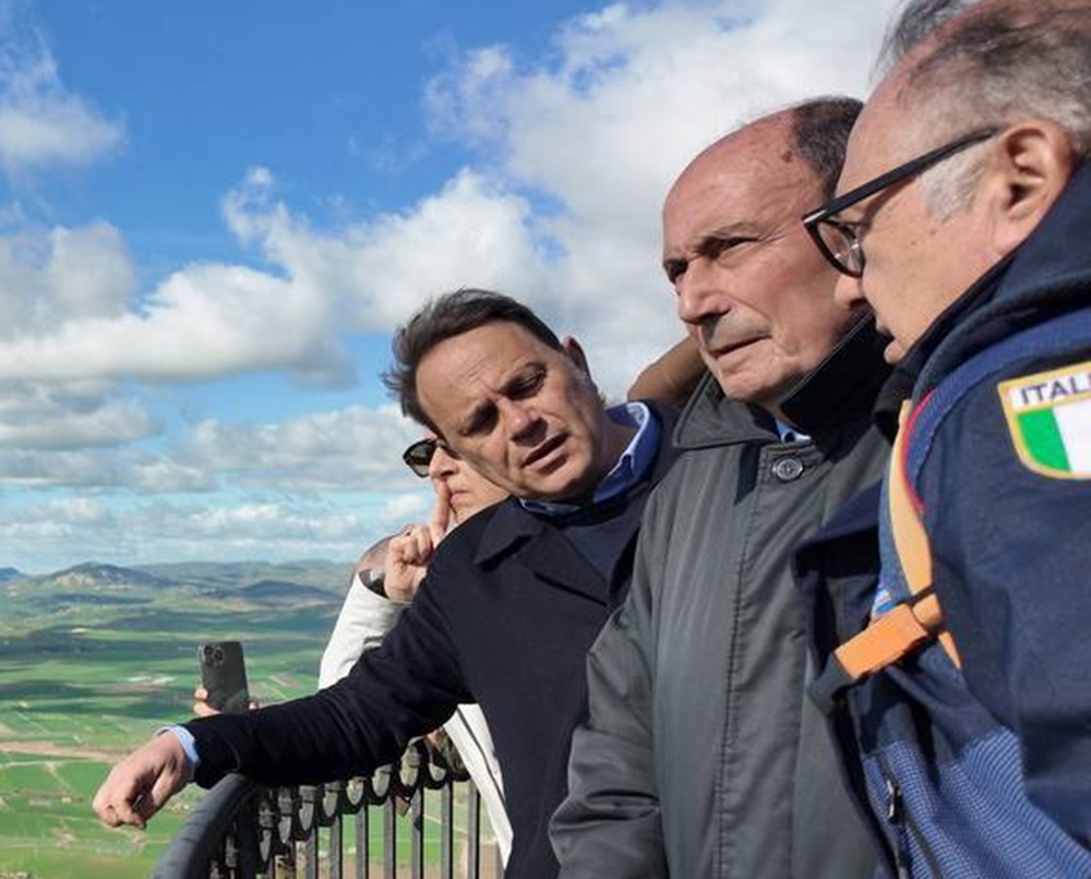 Schifani &ldquo;Al lavoro per restituire una casa agli sfollati di Niscemi&rdquo;. Pubblicato il bando per i ristori alle imprese danneggiate dal ciclone