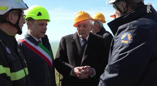 Mattarella a Niscemi, sopralluogo nella zona rossa e incontro con gli studenti