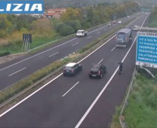 Fermato ciclista contromano su autostrada A18 nel Messinese, la bici era rubata