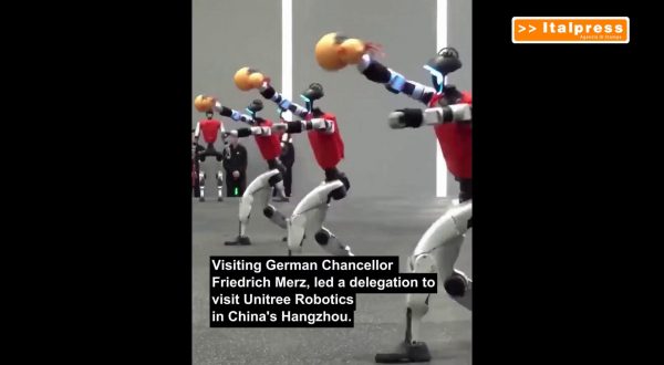 Il cancelliere tedesco Merz visita un’azienda cinese di robot umanoidi