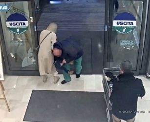 Tenta di rapire una bambina in un supermercato a Bergamo, le immagini