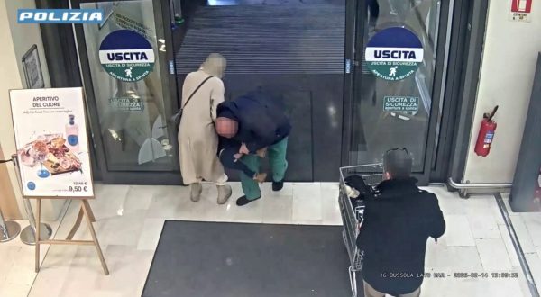 Tenta di rapire una bambina in un supermercato a Bergamo, le immagini
