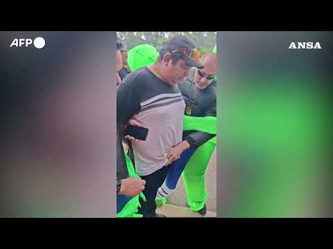 A San Paolo la polizia con costumi da carnevale arresta un ladro di cellulari #ansa #news