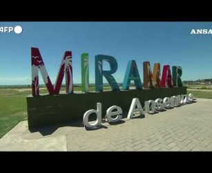 Record sfiorato in Argentina per persone che galleggiano tutte insieme #ansa #news