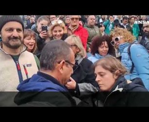 "Tutti cantano Sanremo", Carlo Conti in piazza di Spagna per lo spot #ansa #news #sanremo2026