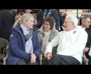 Milano Cortina, Mattarella al Super-G femminile con la giacca dell'Italia #milanocortina2026 #ansa