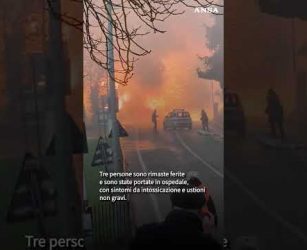 Maxi rogo vicino Arezzo, esplode un furgone con bombole di ossigeno #ansa #news