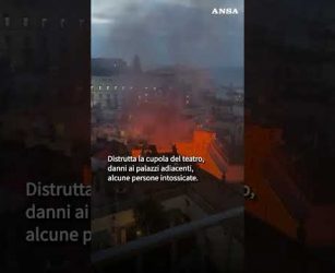 Incendio nel cuore di Napoli, brucia il teatro Sannazaro #ansa #news