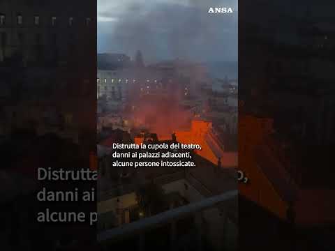 Incendio nel cuore di Napoli, brucia il teatro Sannazaro #ansa #news