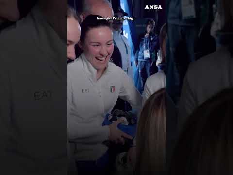 Meloni a sorpresa alla finale short track,esulta per l’argento delle azzurre #ansa#milanocortina2026