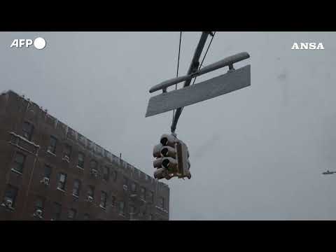Maltempo in Usa, una bufera di neve mette in ginocchio New York: torna il lockdown #ansa #news