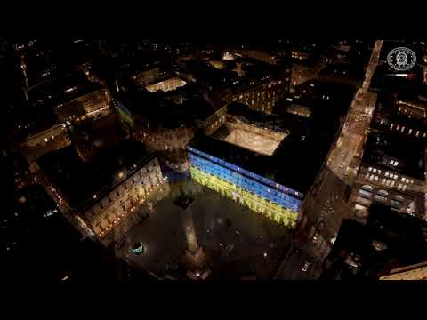 La facciata di Palazzo Chigi si illumina per il quarto anniversario dell'invasione dell'Ucraina
