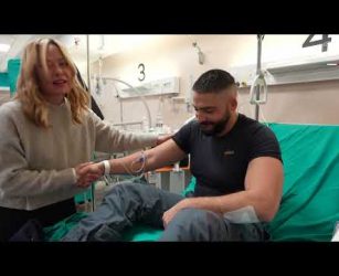 Il Presidente Meloni visita all&rsquo;ospedale Le Molinette di Torino i due agenti feriti negli scontri.