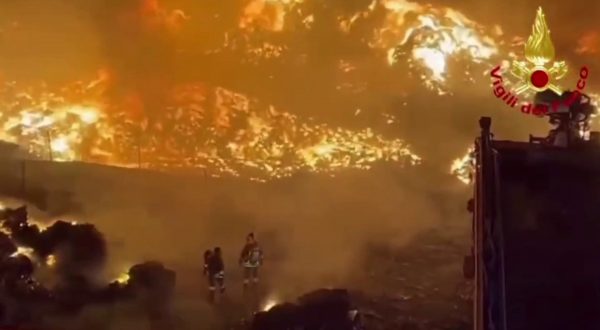 Incendio in un impianto di trattamento rifiuti di plastica nel Palermitano