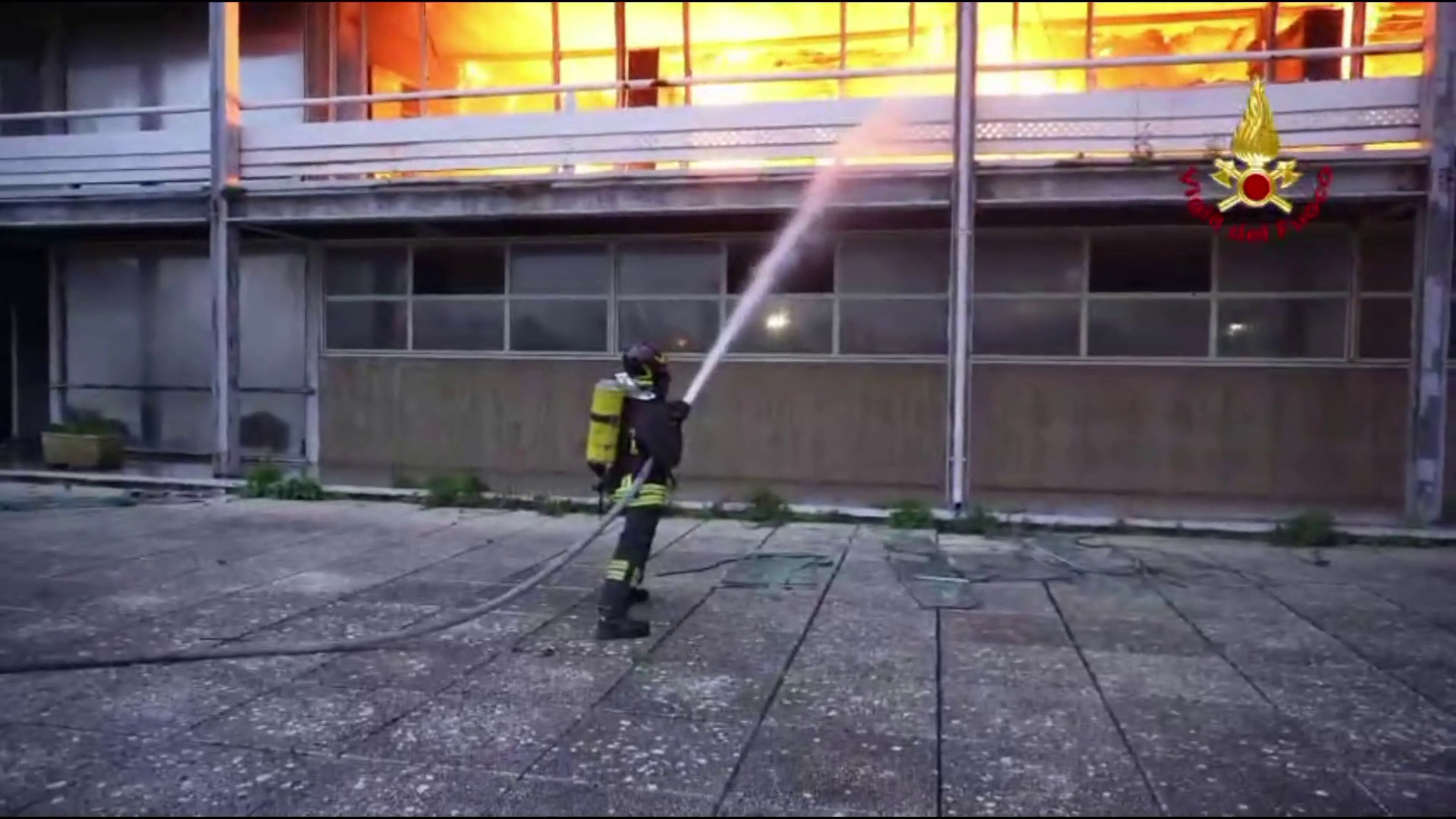 A Palermo spento l'incendio in un capannone nella zona industriale di Brancaccio