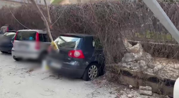 Palermo, muro crolla su auto parcheggiate, un ferito