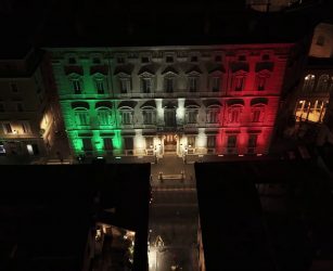 Giorno del Ricordo, la facciata di Palazzo Madama illuminata con il Tricolore